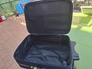 Maleta azul de viaje