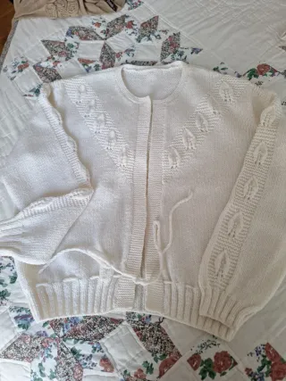 Chaqueta de punto blanca, hecha a mano