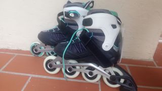Patines en línea, casco y protectores nuevos
