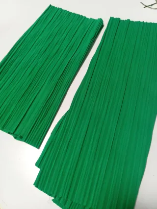 Retales de tela verde plisada