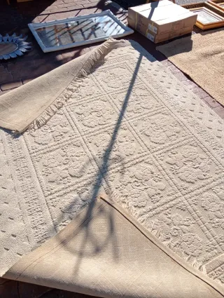 Alfombra beige de tela