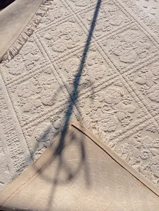 Alfombra beige de tela