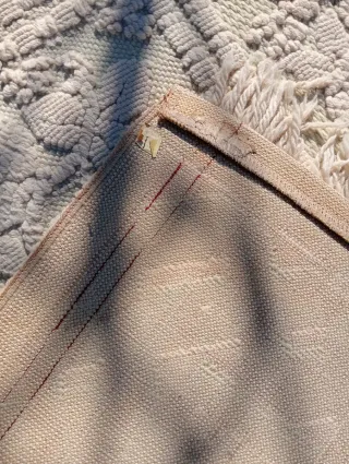 Alfombra beige de tela