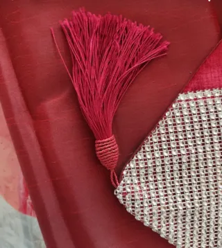 Camino de mesa sin estrenar Color burdeos y plata