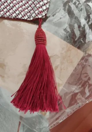 Camino de mesa sin estrenar Color burdeos y plata