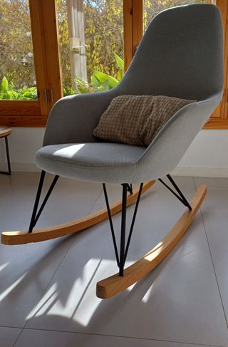 Mecedora gris claro con cojín