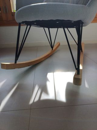 Mecedora gris claro con cojín