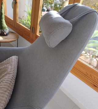 Mecedora gris claro con cojín