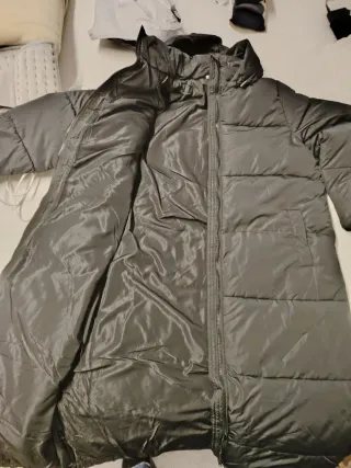 Abrigo largo gris con cremallera rota