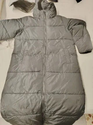 Abrigo largo gris con cremallera rota