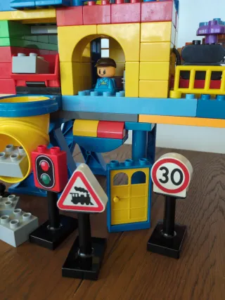 Stazione Ferroviaria Lego Duplo e altri pezzi (2 kg)