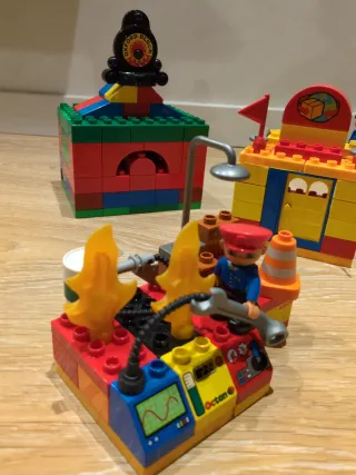 Stazione Ferroviaria Lego Duplo e altri pezzi (2 kg)