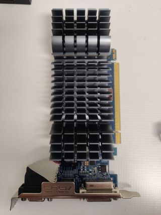 Tarjeta gráfica ASUS GT 610 otra USB y otra de red