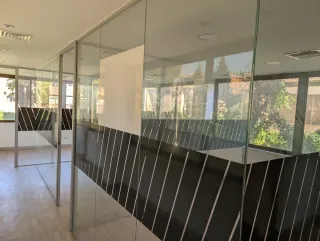 Mamparas y puertas de vidrio para oficina