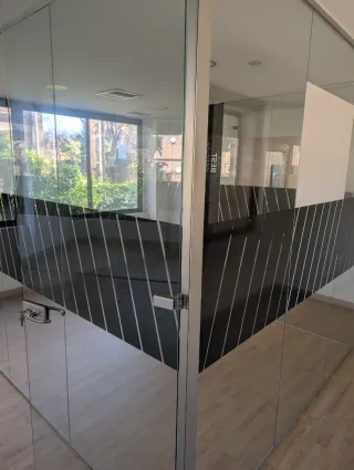 Mamparas y puertas de vidrio para oficina