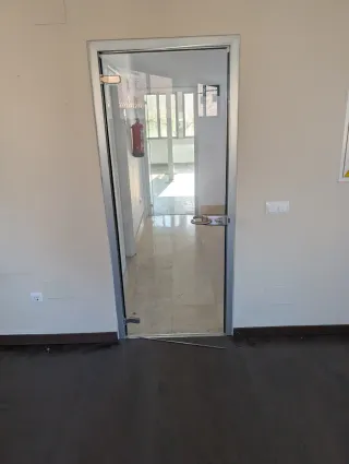 Mamparas y puertas de vidrio para oficina