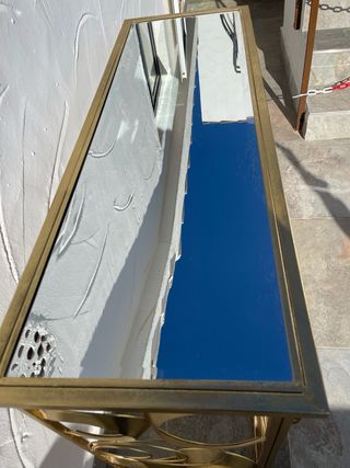 Consola dorada con espejo