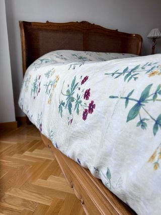 Estructura de cama de madera y rejilla