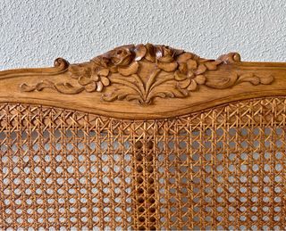 Estructura de cama de madera y rejilla