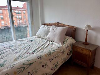 Estructura de cama de madera y rejilla