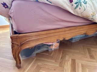 Estructura de cama de madera y rejilla