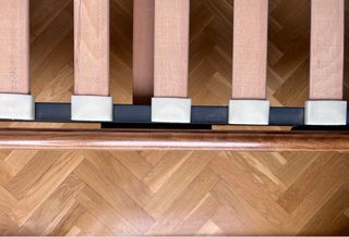 Estructura de cama de madera y rejilla