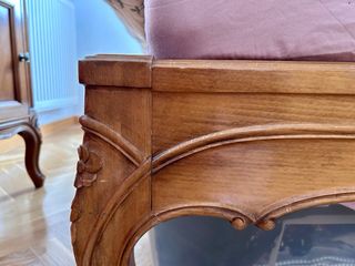 Estructura de cama de madera y rejilla