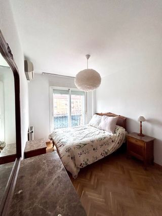 Estructura de cama de madera y rejilla