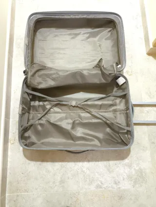 Maleta de viaje azul con ruedas