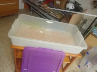 Cajonera de plástico y madera