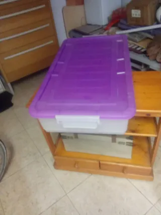 Cajonera de plástico y madera