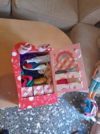 Muñecas variadas con armario de ropas todas  a 40€