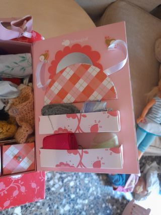 Muñecas variadas con armario de ropas todas  a 40€
