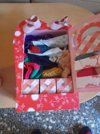 Muñecas variadas con armario de ropas todas  a 40€