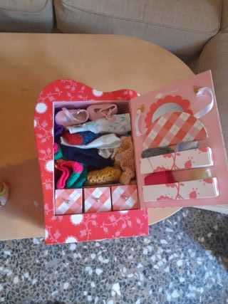 Muñecas variadas con armario de ropas todas  a 40€
