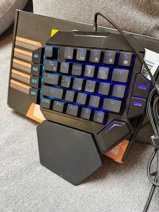 Teclado Gaming Mecánico RGB K50 Una Mano.