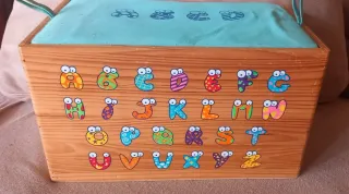 Caja de madera infantil con letras