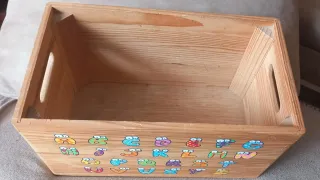 Caja de madera infantil con letras