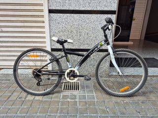 Bicicleta infantil negra y blanca