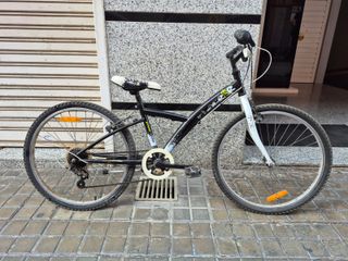 Bicicleta infantil negra y blanca