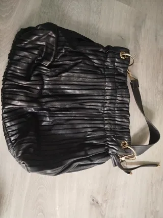Bolso negro de piel con fruncido