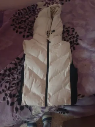 Chaleco ZARA blanco y negro con capucha