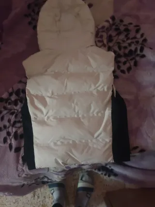 Chaleco ZARA blanco y negro con capucha