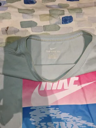 Camiseta azul de manga corta