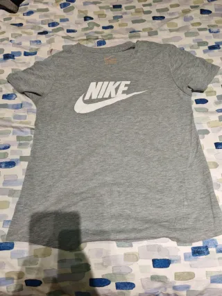 Camiseta azul de manga corta