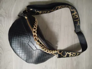 Riñonera Negra con Cadena Dorada