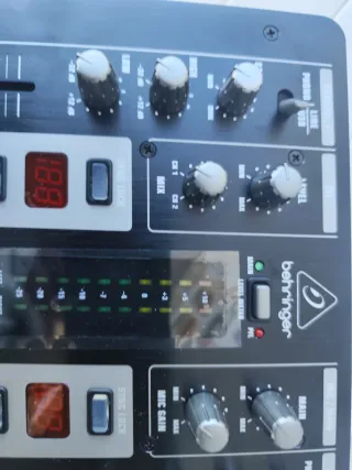 Mesa mezcladora DJ Behringer profesional
