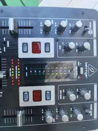 Mesa mezcladora DJ Behringer profesional