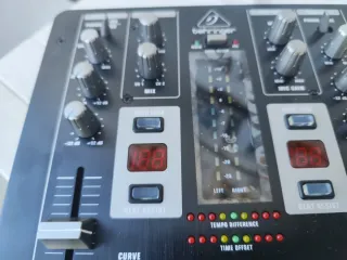 Mesa mezcladora DJ Behringer profesional