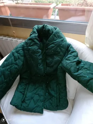 Chaqueta acolchada verde esmeralda con lentejuelas